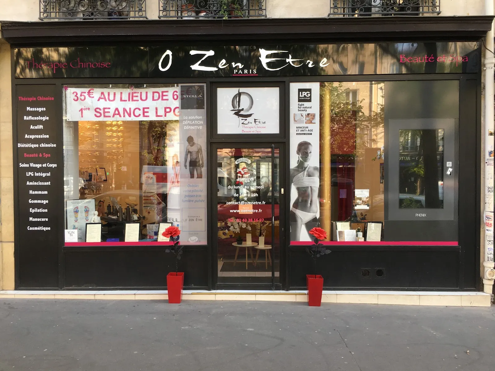 La devanture noir et or de l'Institut O Zen Etre, 36 avenue de la République à Paris, avec ses bacs de fleurs rouges sur le trottoir